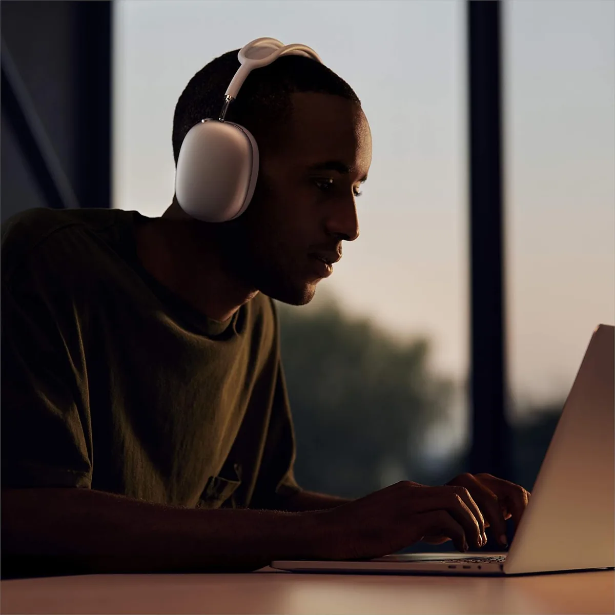 Apple AirPods Max Wireless Over-Ear Headphones, Active Noise Cancelling, Transparency Mode, Personalized Spatial Audio, Dolby Atmos, Bluetooth Headphones for iPhone, Space Gray